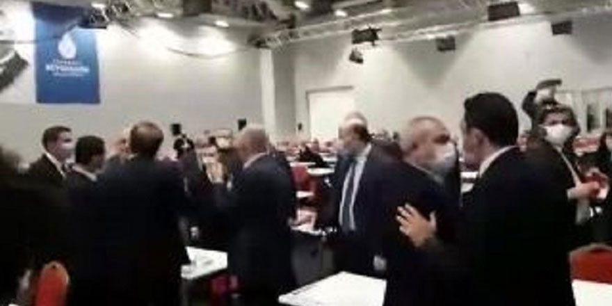 İBB Meclisi'nde gergin anlar: CHP'li ve AKP'li üyeler birbirinin üstüne yürüdü