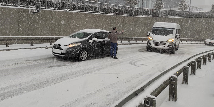 Kağıthane'de kar yağışı nedeniyle araçlar yolda kaldı!