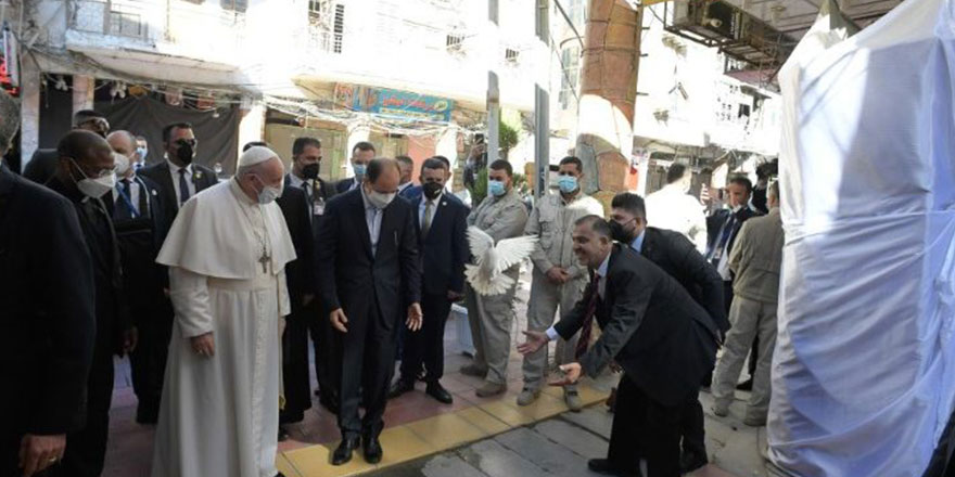Papa Şii lider Ali es-Sistani ile bir araya geldi