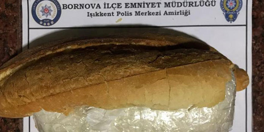 İzmir'in Bornova ilçesinde ekmek arasında uyuşturucu taşıyan şüpheli gözaltına alındı