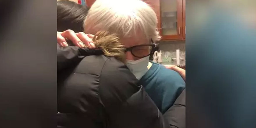 Yaşlı kadına doktordan duygulandıran reçete! 1 yıldır ilk kez sarıldı