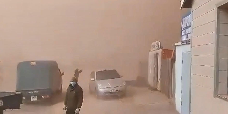Kazakistan'daki kum fırtınası korku filmi sahnelerini aratmadı