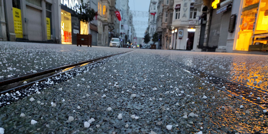 Taksim'de sürpriz dolu yağışı!