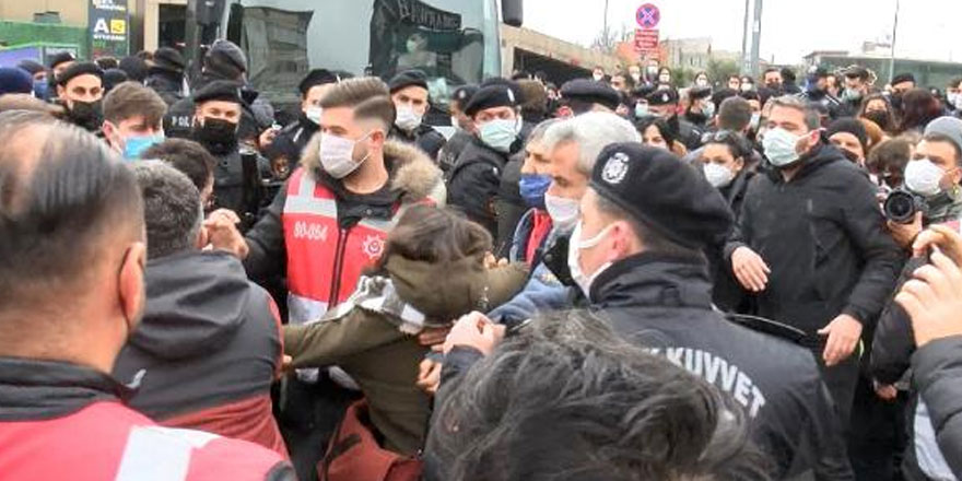 İstanbul Adalet Sarayı önünde çok sayıda Boğaziçi öğrencilerine gözaltı
