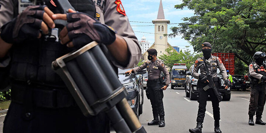 Endonezya'da kiliseye bombalı saldırı!
