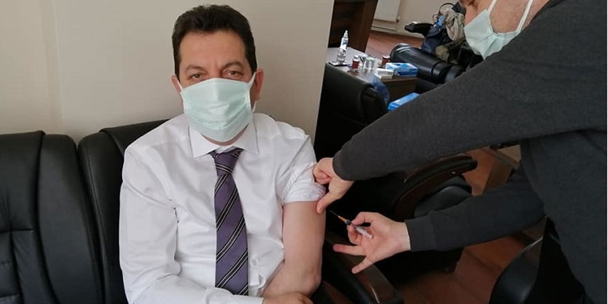 Çorum Oğuzlar Belediye Başkanı Muzaffer Yıldırım makamında başhekime aşı yaptırdı