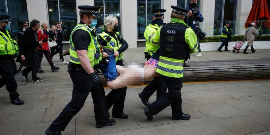 Polise verilen yetkiler protesto edildi! İngiltere’yi karıştıran görüntüler
