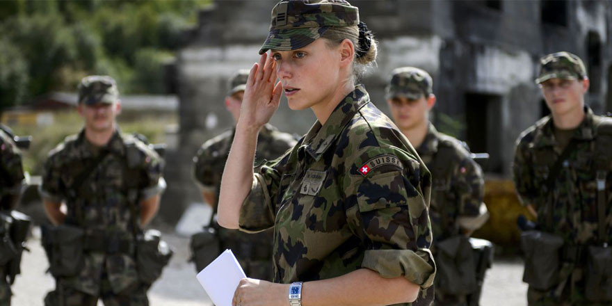 İsviçre'de kadın askerler için iç çamaşırı kararı 
