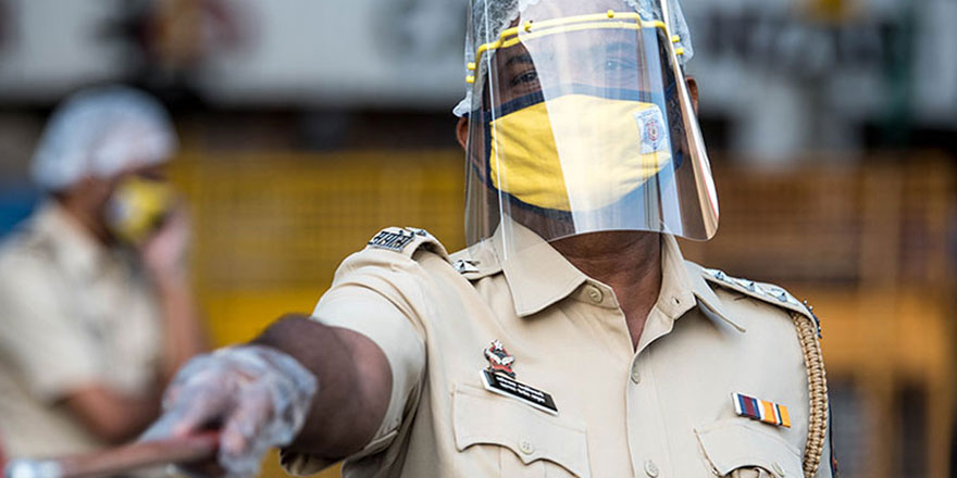 Hindistan'da maske takmayanlara ilginç ceza