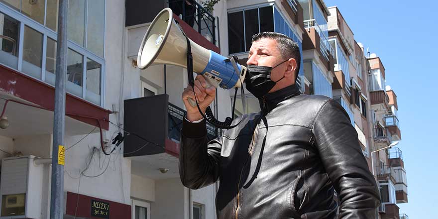 Çanakkale'de Cevatpaşa Mahallesi Muhtarı Evren Kızoğlu eline aldığı megafonla sokak sokak...