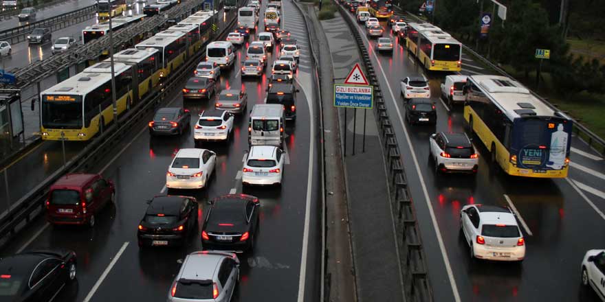 Yasak öncesi İstanbul trafiğinde yoğunluk