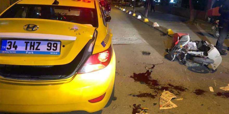 Kadıköy'de taksiyle motosikletli kafa kafaya böyle çarpıştı