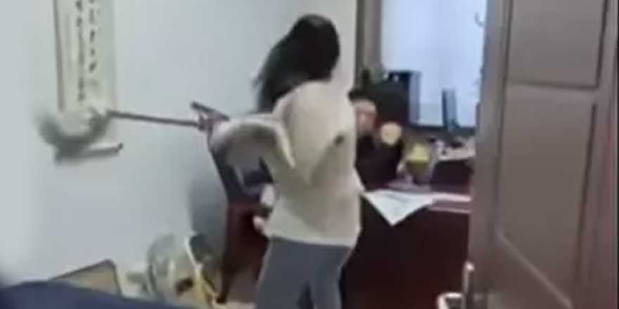 Çin'de bir kadın kendisini taciz eden patronunu böyle dövdü