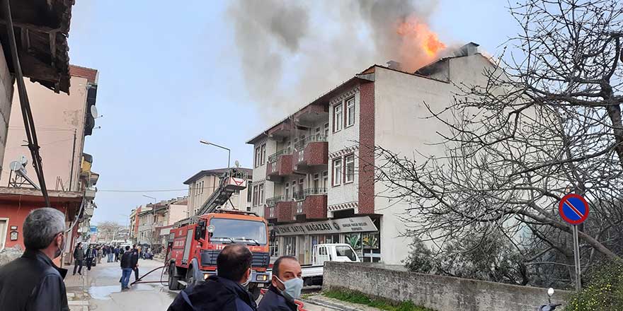 Bursa'da 4 katlı apartmanda yangın!