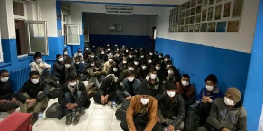 Bitlis’te 14 kişilik minibüsten 68 kaçak göçmen çıktı