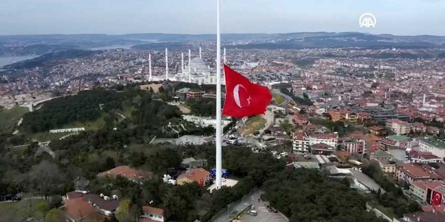 Çamlıca Tepesi'ne dev Türk bayrağı çekildi! İstanbul'un her yerinden görülüyor