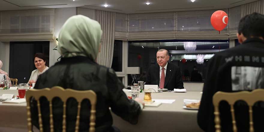 Cumhurbaşkanı Recep Tayyip Erdoğan 23 Nisan'da çocuklarla iftar yaptı! Menüde dikkat çeken ikramlar