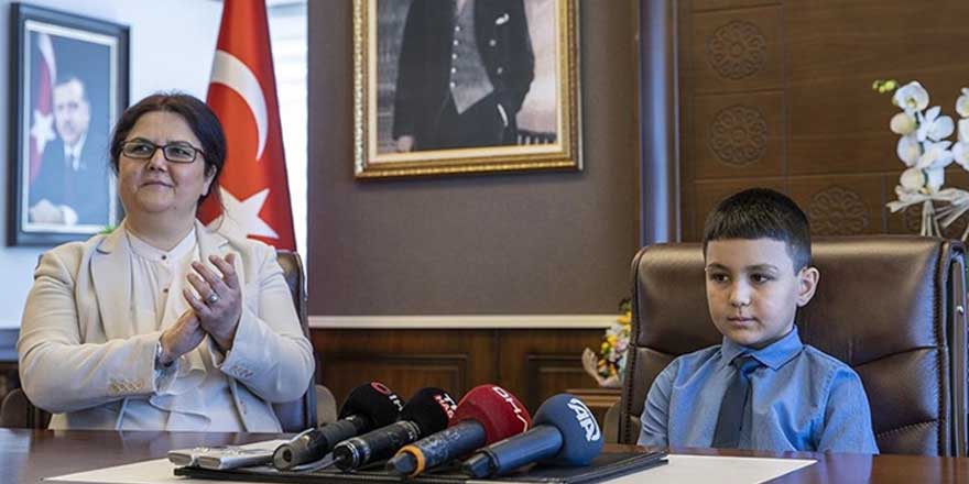 Bakan Derya Yanık'ın 23 Nisan'daki çocuk konuğuna söyledikleri tepki çekti
