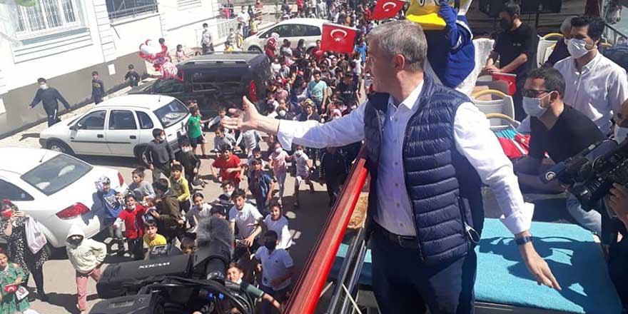 Gaziantep'te AKP’li Şahinbey Belediye Başkanı Mehmet Tahmazoğlu'ndan skandal görüntüler! Çocukların canlarını tehlikeye attılar