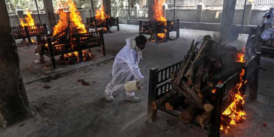 Hindistan'da korona virüsten ölenler yakılıyor! Yakınları gözyaşları içinde izledi