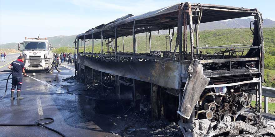 İstanbul'dan Bingöl'e giden yolcu otobüsü alev alev yandı!