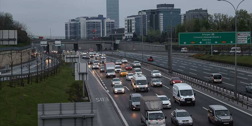 Tam kapanma kararının ardından İstanbul'da trafik yoğunluğu devam ediyor!