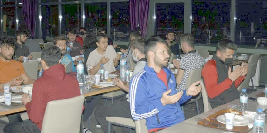 Türk Diyanet Vakfı yasağa rağmen toplu iftar düzenledi