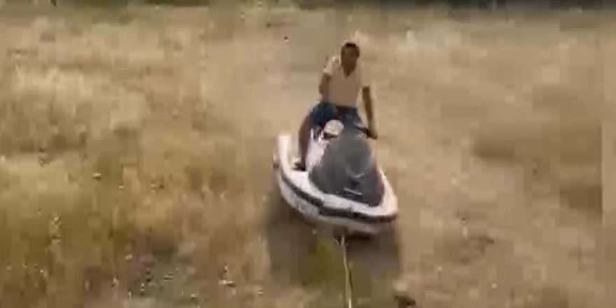 İş insanı Yiğitcan Meral denizde kullanamadığı jet skisini çayırda sürdü