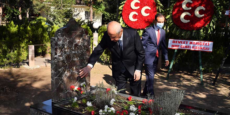 Devlet Bahçeli Alparslan Türkeş'in mezarını ziyaret etti 