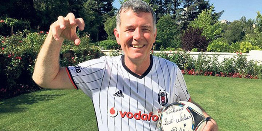 İngiltere İstihbarat Başkanı Richard Moore, Beşiktaş'ın şampiyonluğunu kutladı.