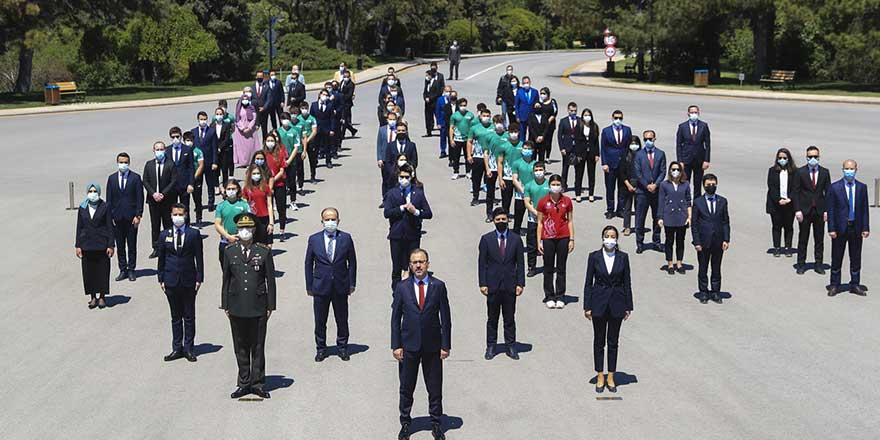Nur cemaati liderinin cenazesine binlerce kişi katılırken 19 Mayıs Atatürk'ü Anma, Gençlik ve Spor Bayramı az kişi ile kutlandı