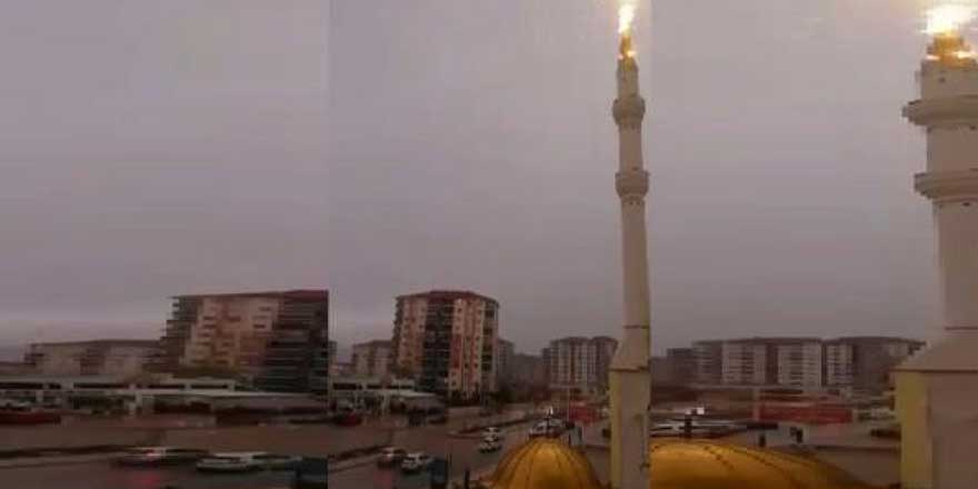 Malatya'da geceyi aydınlatan şimşek! Cami minaresinden kıvılcımlar çıktı
