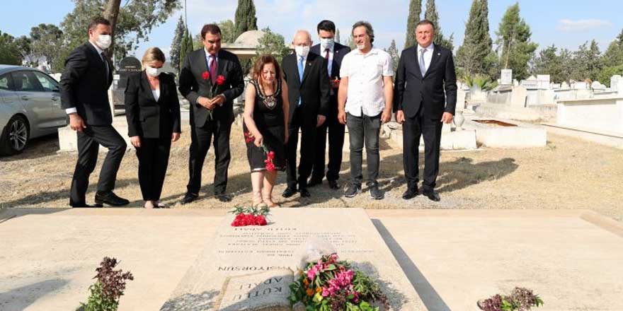 CHP lideri Kemal Kılıçdaroğlu, Kutlu Adalı’nın mezarını ziyaret etti