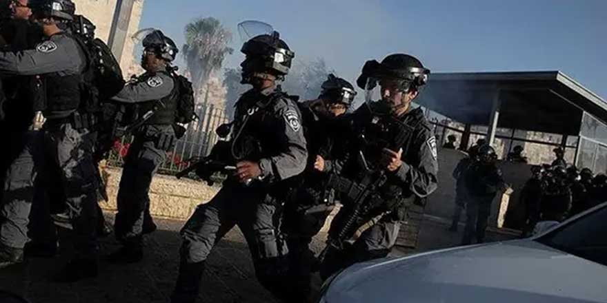 İsrail polisi namaz kılan cemaate saldırdı
