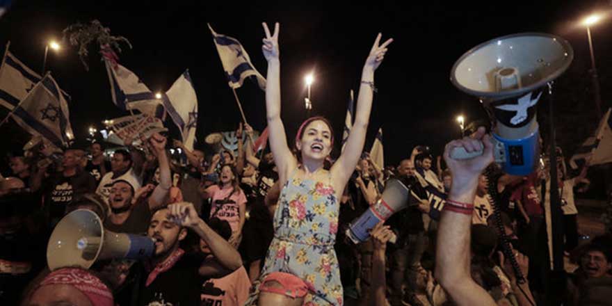 12 yıllık Netanyahu dönemi sona erince İsrailliler sokağa döküldü