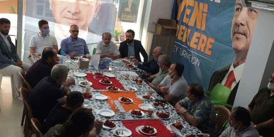 AKP'nin toplantısında skandal görüntüler! Türk Bayrağı'nı sofra bezi yaptılar