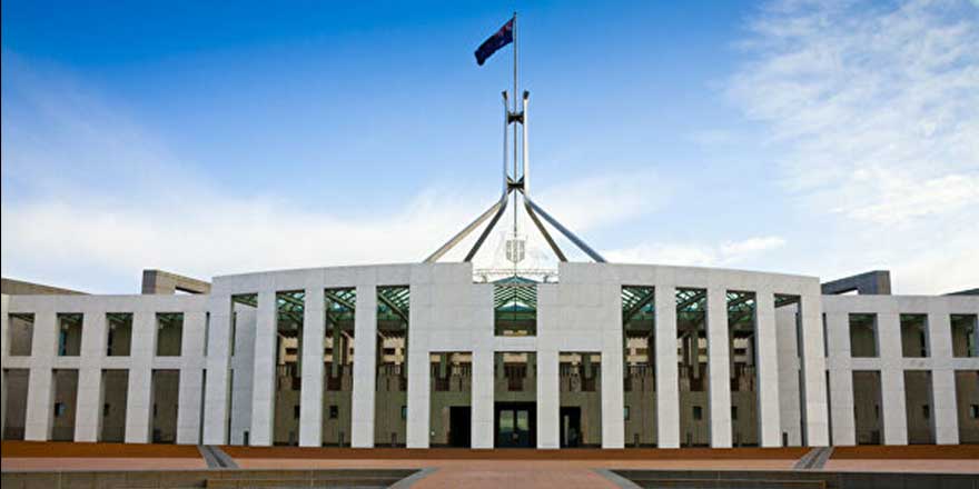 Avustralya Parlamento’sunda taciz rezaletine bir yenisi daha! Ellerini bacaklarına koyup...