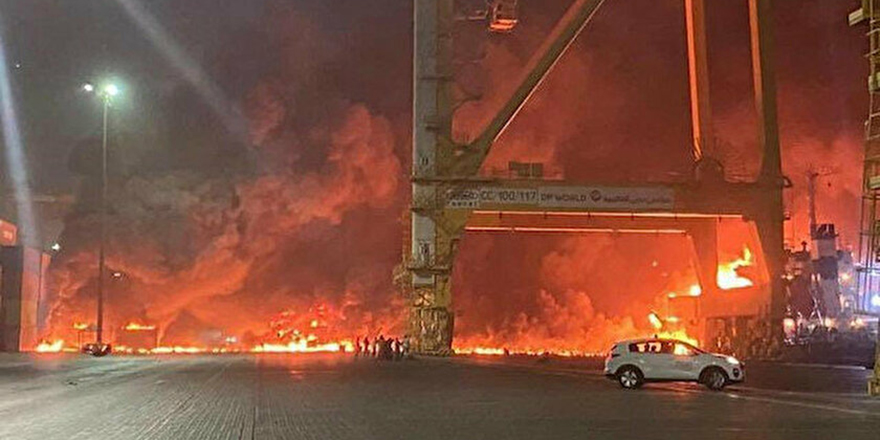 Dubai'de büyük patlama: Kilometrelerce öteden görüldü