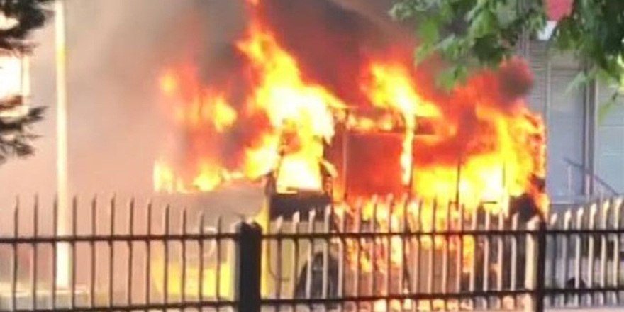 Küçükçekmece'de yolcu minibüsü alev alev yandı