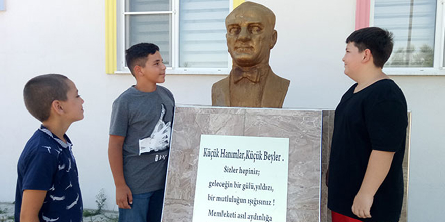 Okul bahçesindeki Atatürk büstüne sarılan çocuklar, Anıtkabir'i görmek istiyor