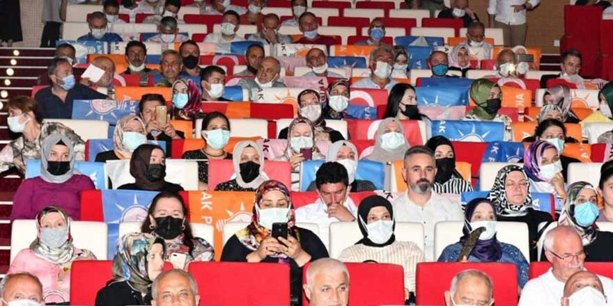 AKP'den yeni skandal: Türk Bayrağı'nı koltuklara serdiler!