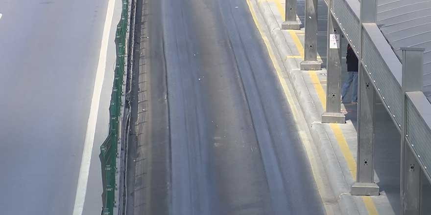 İstanbul'da asfalt aşırı sıcağa dayanamadı! İçe doğru çökmeye başladı
