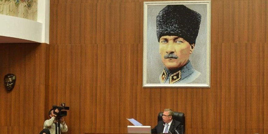 Mansur Yavaş, Meclis salonuna Atatürk fotoğrafı astırdı