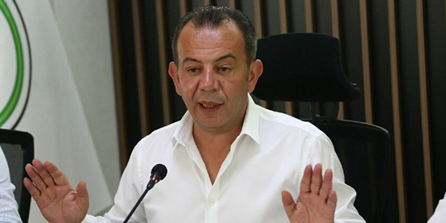 Bolu Belediye Başkanı Tanju Özcan, belediye meclisinde AKP'li üyelere çay fırlattı