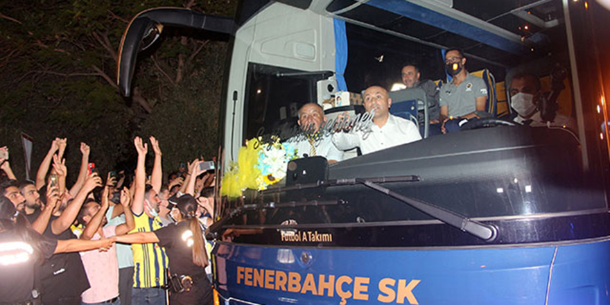 Fenerbahçe kafilesi, Adana'ya geldi; karşılamada Galatasaraylı taraftarlar dikkat çekti