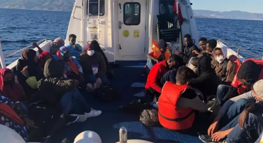 Türk kara sularına itilen 52 düzensiz göçmen kurtarıldı