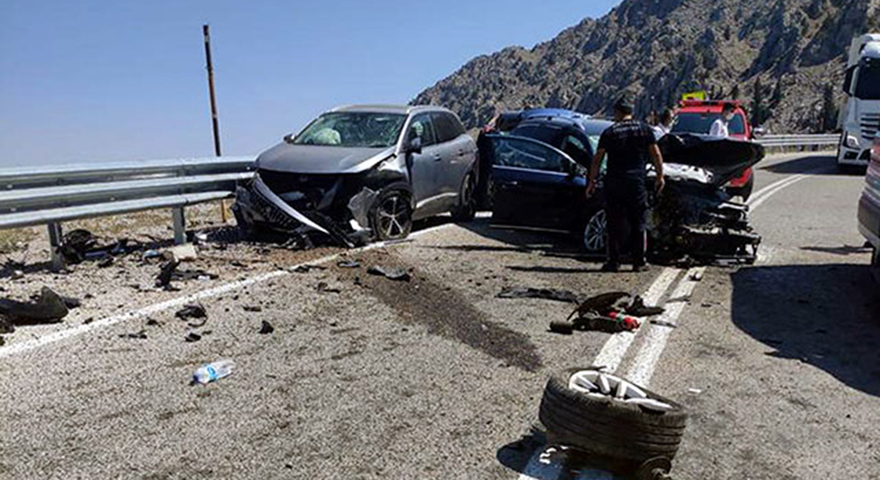 Antalya’da üç aracın karıştığı kazada 7 kişi yaralandı