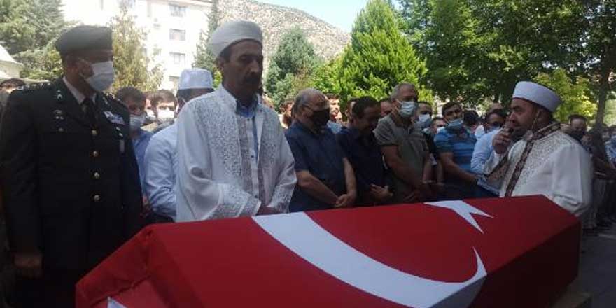 Ankara'da trafik kazasında hayatını kaybeden Osman Kapusuz'un cenaze namazını babası kıldırdı