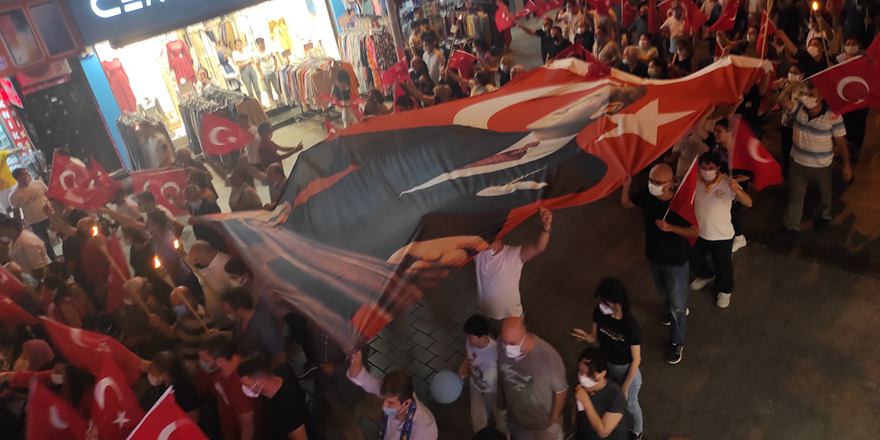 İYİ Parti ve CHP ilçe örgütlerinden 30 Ağustos nedeniyle, meşaleli yürüyüş