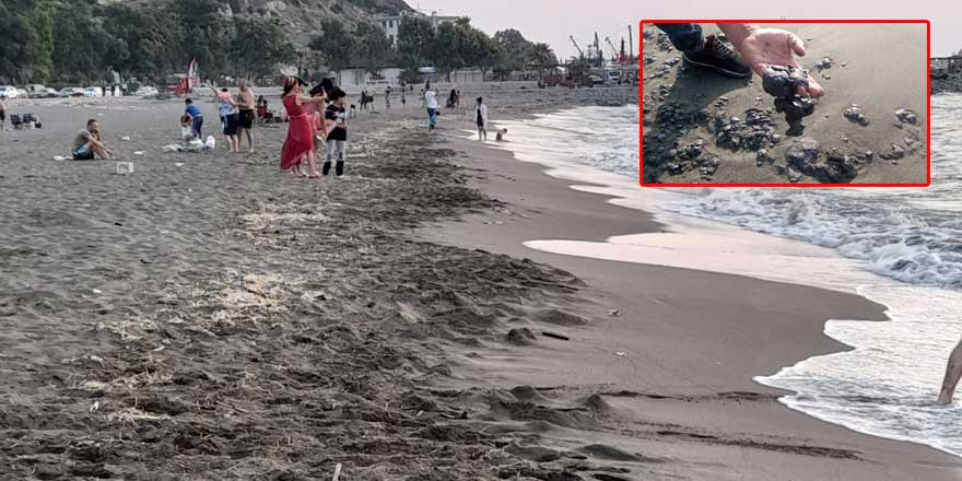 Hatay'da sahile vuran petrol akıntısı endişe yarattı